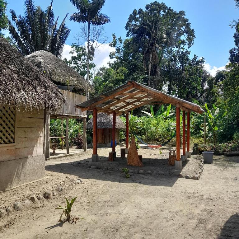 un pabellón en medio de un pueblo con árboles en Sacha Huasi, en Tena