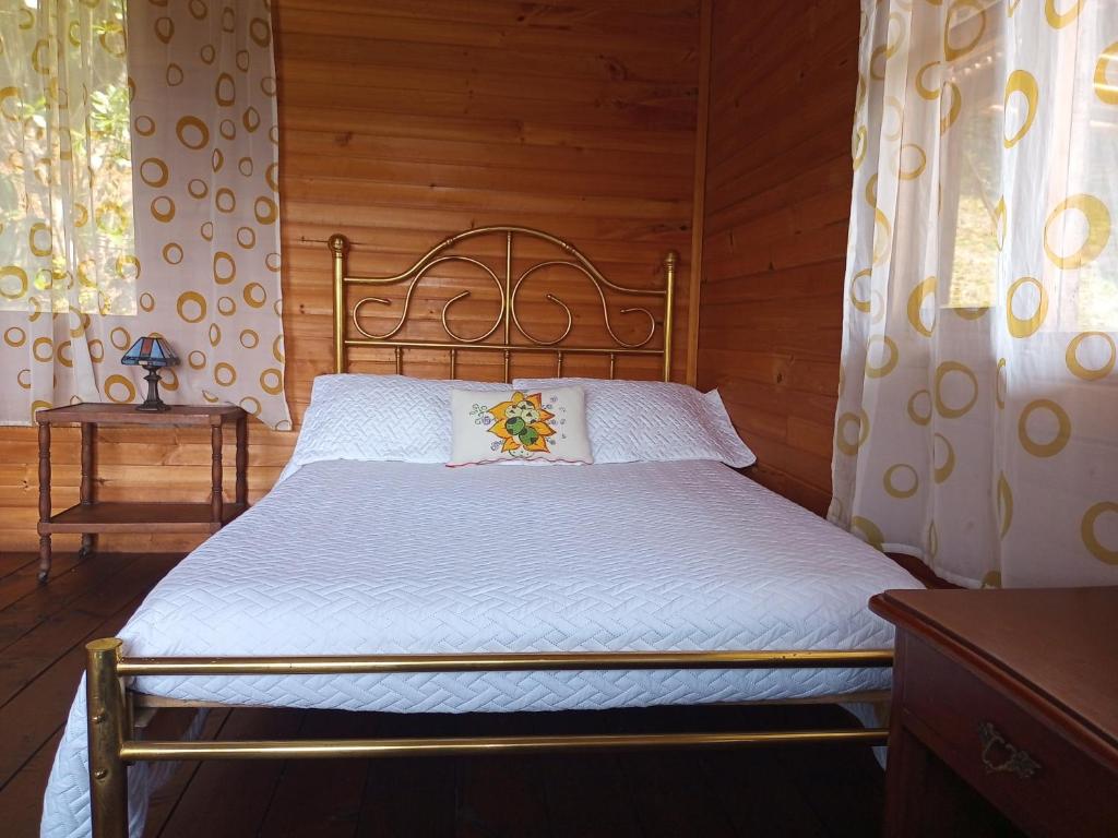 Postel nebo postele na pokoji v ubytování Eco-Cabañas Altozano Nimaima