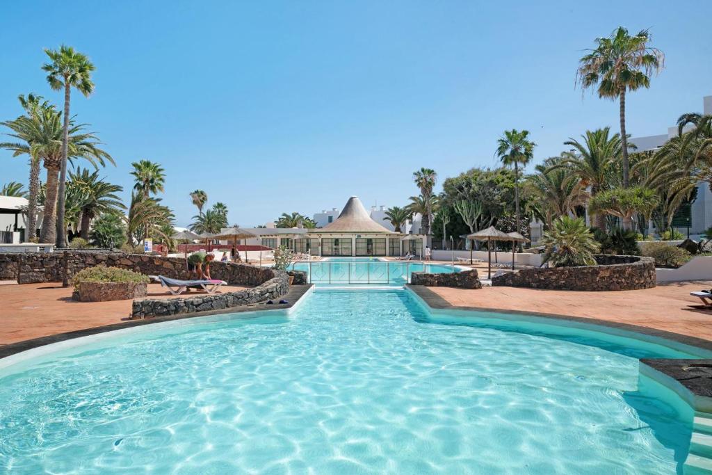 Bazén v ubytování Al Sole Studios residence Playa Roca nebo v jeho okolí