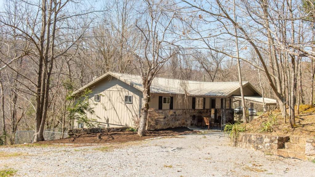 a house in the middle of the woods at Little Smoky Retreat , 3 Bedroom , Close to downtown Gatlinburg AND Pigeon Forge in Gatlinburg