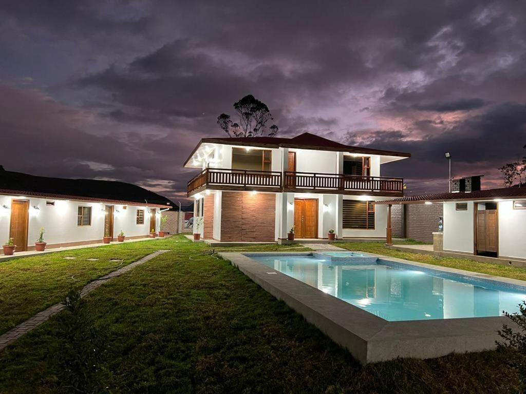 una casa con piscina en el patio en San Martin Resort, 