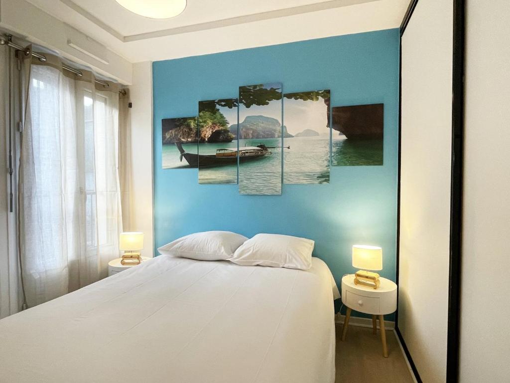 a bedroom with a bed and a blue wall at L&#39;Escapade in Chartres
