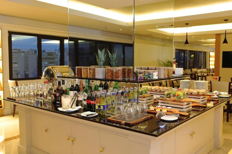 Comida en o cerca de este hotel