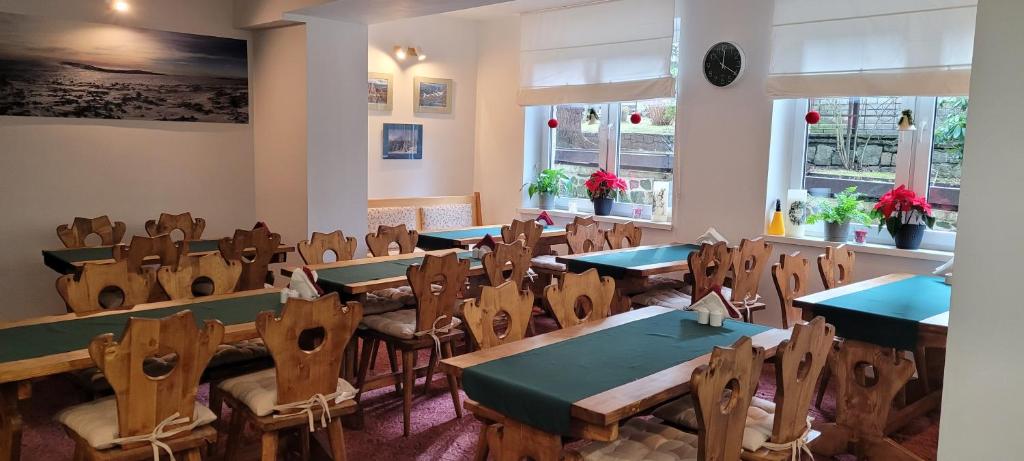 a room with tables and chairs in a restaurant at Willa Elżbieta - komfortowy wypoczynek, znakomite recenzje Gości in Karpacz