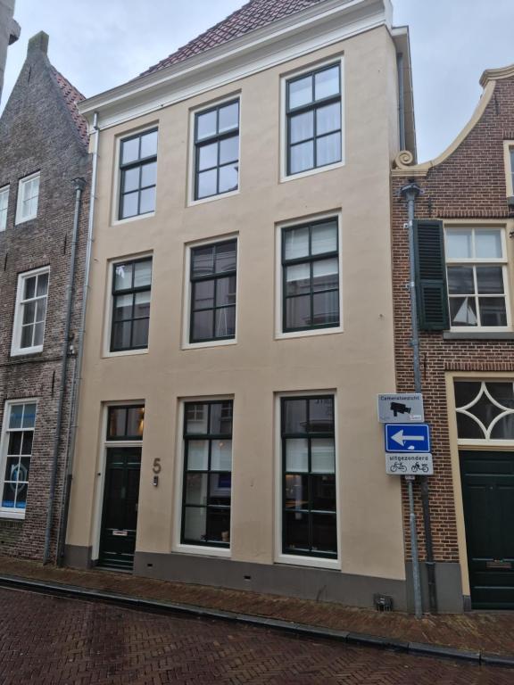 een groot gebouw met ramen aan een straat bij Zwols stadshuis in Zwolle