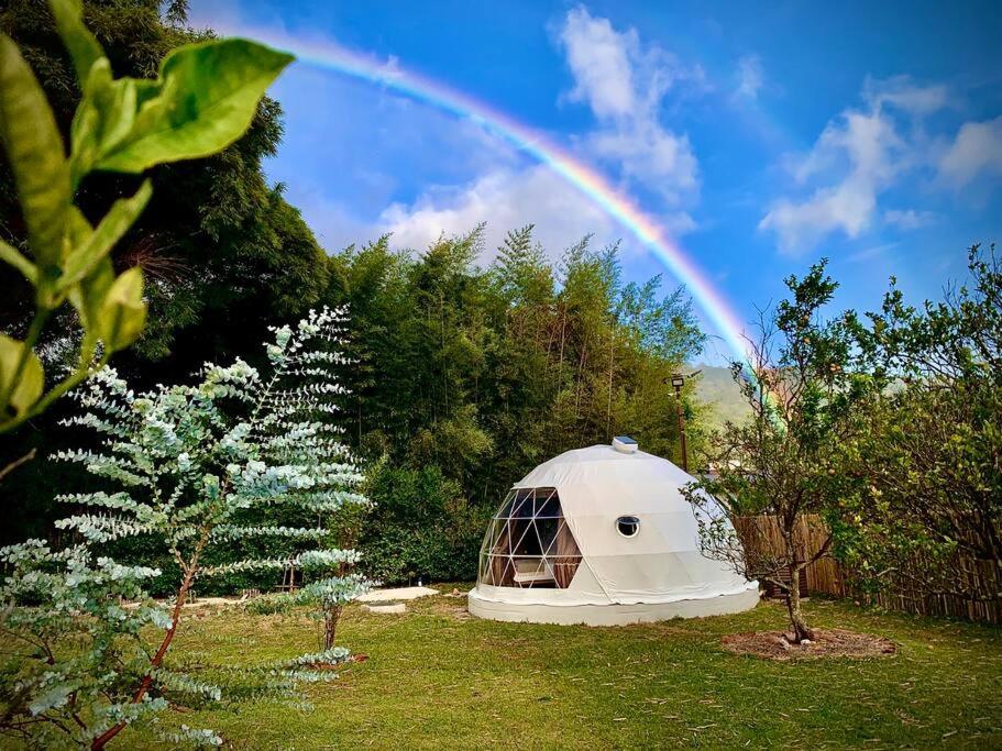 een regenboog boven een yurt in een tuin met bomen bij Dome in the Heart of Boquete. in Boquete