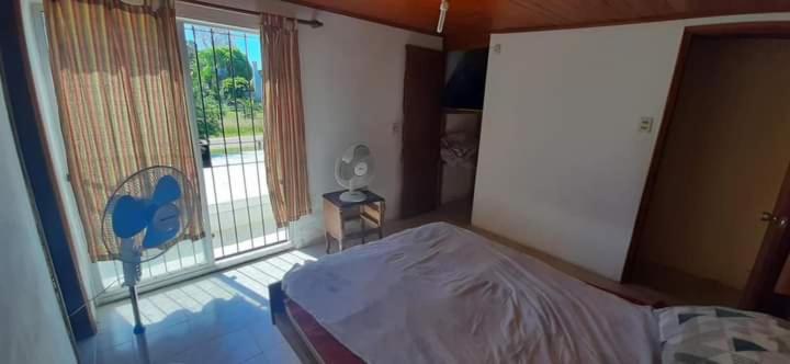 1 dormitorio con cama y ventana grande en Salerno, en San Luis