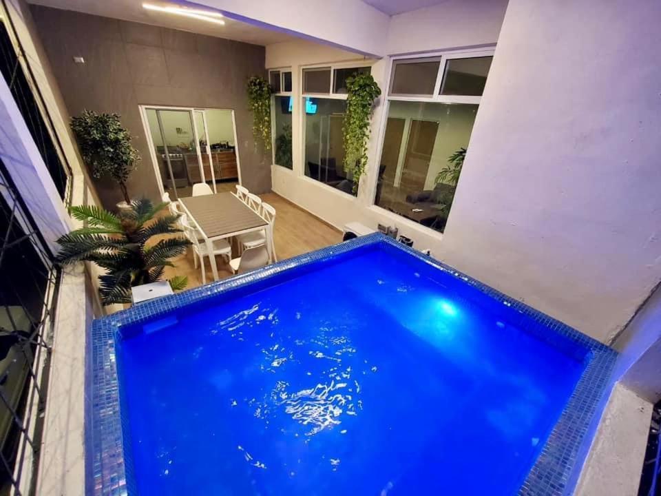 una gran piscina azul en una casa en El dorado loft con piscina en Cuatrociénegas de Carranza