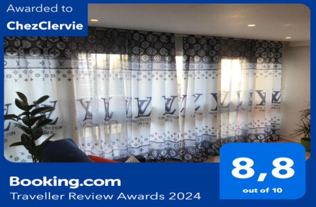 uma cortina para um quarto com cortinas brancas em ChezClervie Nanterre City, Close To Paris La Défense U Arena em Nanterre