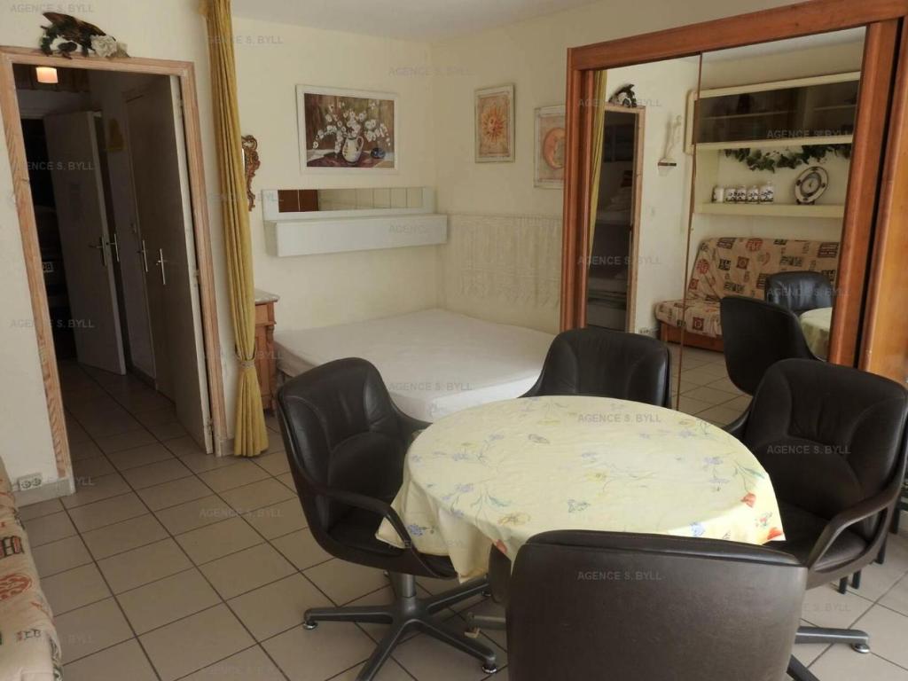 une pièce avec une table, des chaises et un lit dans l'établissement Résidence Héliopolis Bâtiment C - Héliopolis Bât. C studio 2 Pers. MAE-4414, au Cap d'Agde