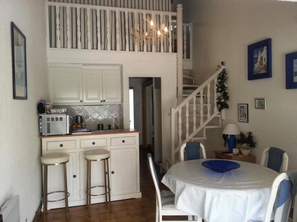Kuchyňa alebo kuchynka v ubytovaní Résidence Héliovillage - VILLA 4 pers. CAP d'AGDE MAE-2834