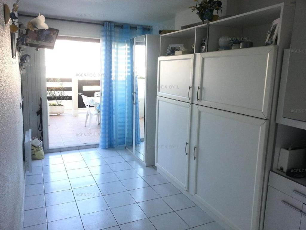 een keuken met witte kasten en een tegelvloer bij Résidence Port Nature Colline 2 - Studio pour 2 Personnes 191 in Cap d'Agde