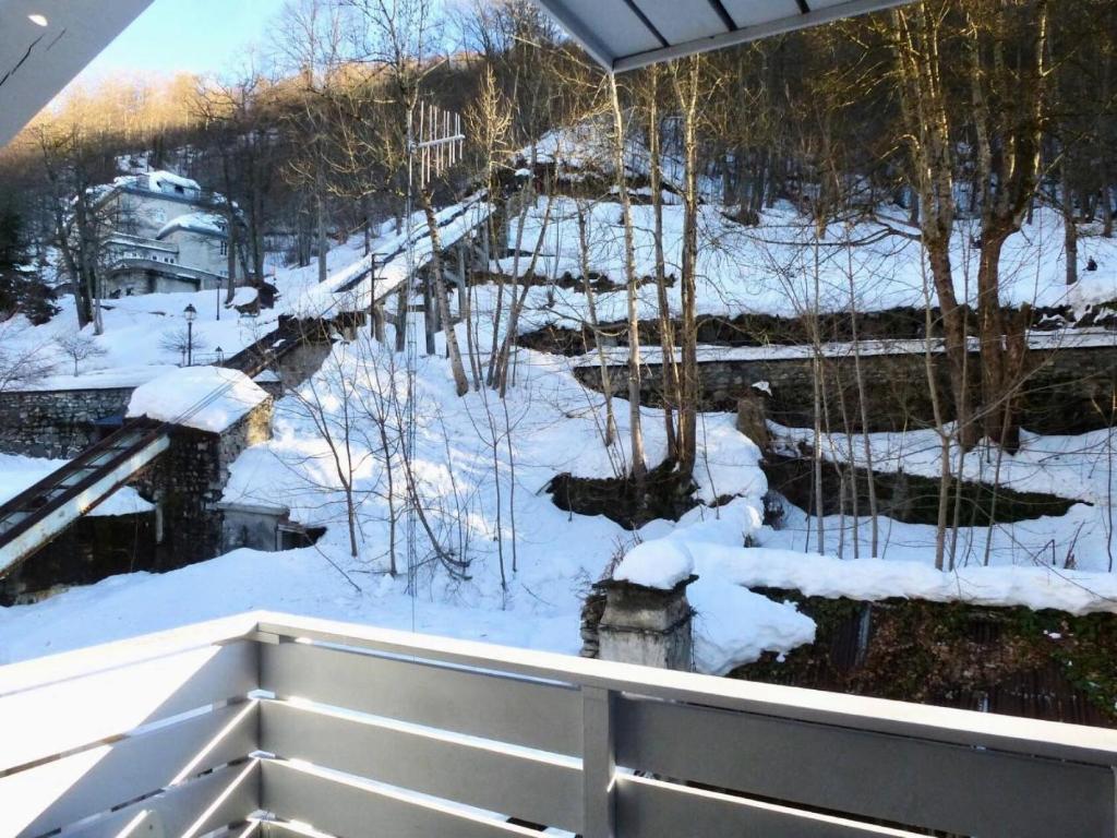 una vista invernal de un puente en la nieve en Résidence Oustal - 3 Pièces pour 8 Personnes 354 en Barèges