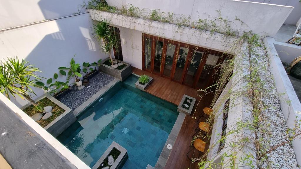 una vista aérea de una piscina en una casa en Namdur Villa Sariwangi - Tropical Villa in Bandung With Private Pool en Bandung