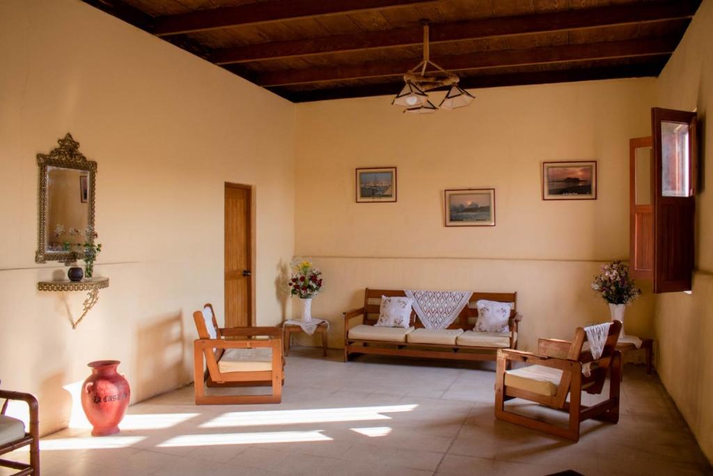 a living room with a couch and chairs at La Casa de Isidora in Pan de Azúcar