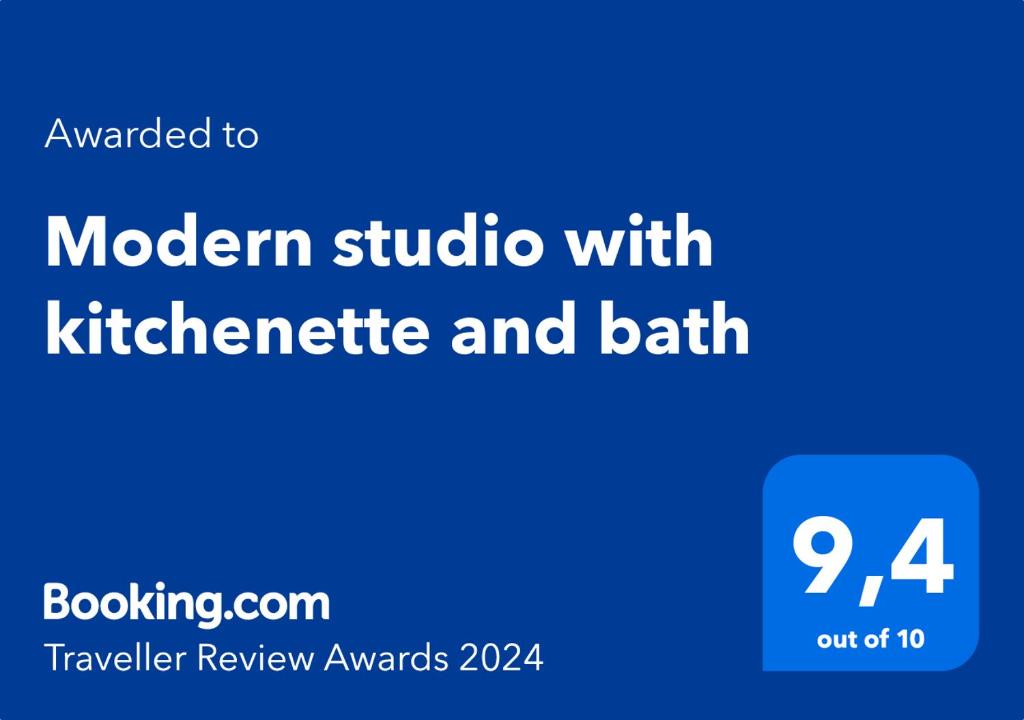 un panneau bleu indiquant un studio moderne avec architecture et baignoire dans l'établissement Modern studio with kitchenette and bath, à Guelph