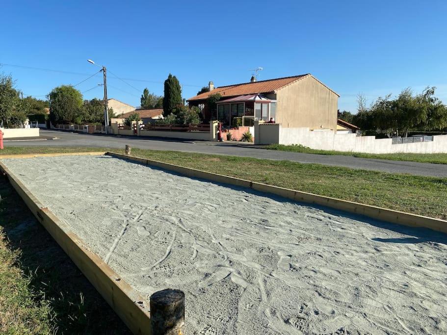 a concrete slab on the side of a road at Gite pour pros entre Niort et Fontenay &#47; Tout compris in Benet