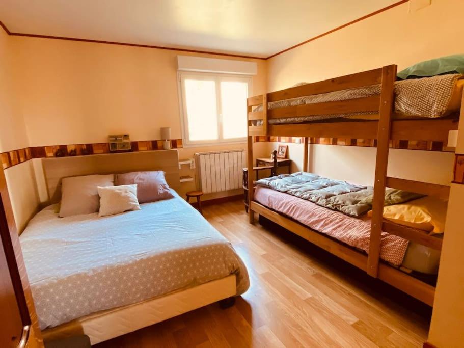 a bedroom with two bunk beds and a bed at Gite pour pros entre Niort et Fontenay &#47; Tout compris in Benet