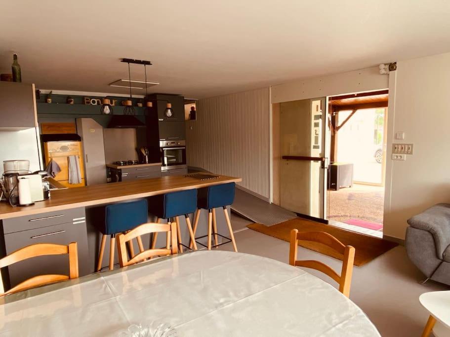 a kitchen with a table and chairs in a room at Gite pour pros entre Niort et Fontenay &#47; Tout compris in Benet