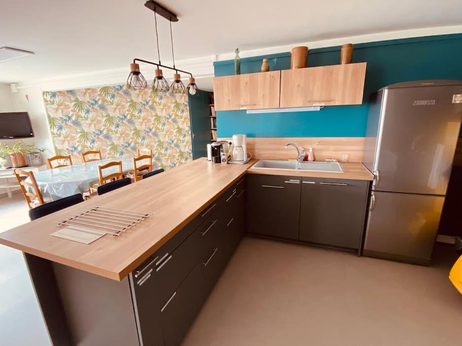 a kitchen with a sink and a refrigerator at Gite pour pros entre Niort et Fontenay &#47; Tout compris in Benet