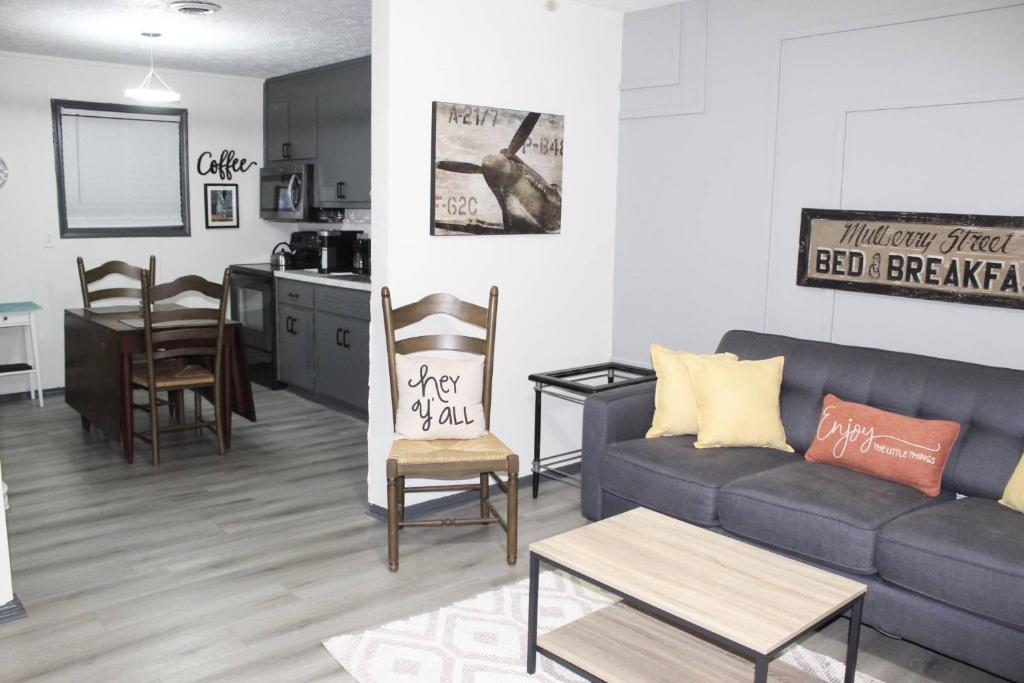 ein Wohnzimmer mit Sofa und eine Küche in der Unterkunft Just Enough in McDonough