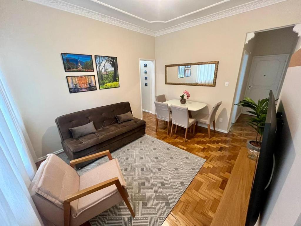 彼得羅波利斯的住宿－Apartamento Imperial no Centro de Petrópolis，客厅配有沙发和桌子