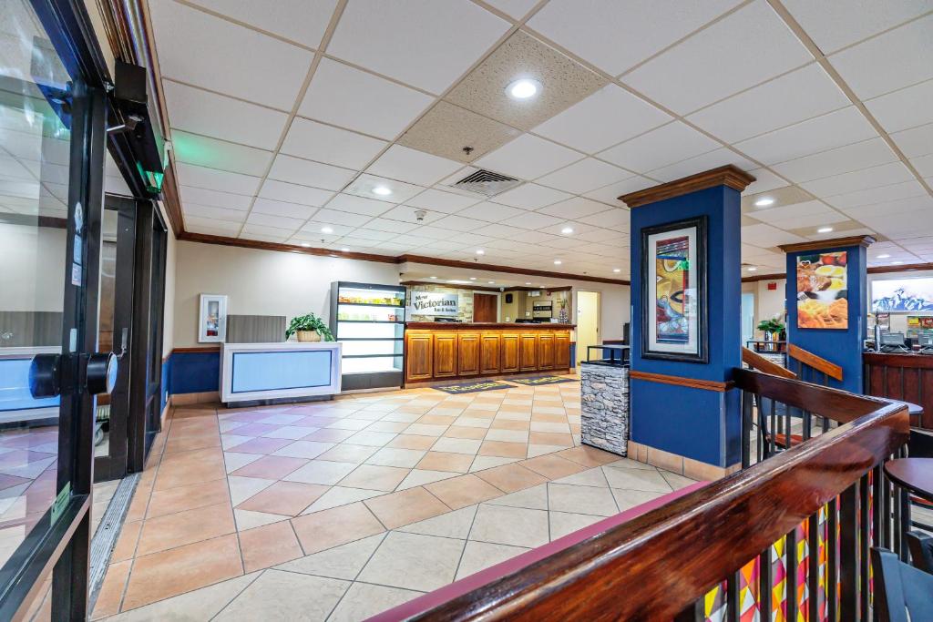 un vestíbulo de un restaurante de comida rápida en New Victorian Inn & Suites Omaha, en Omaha