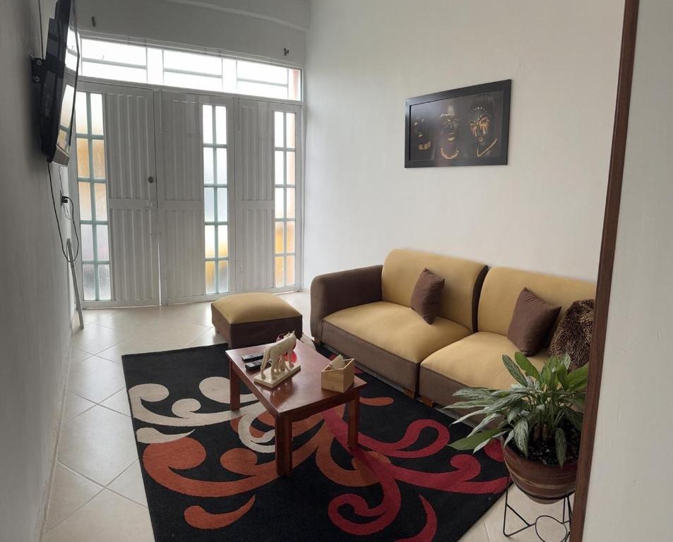 a living room with a couch and a table at Apartamento angel’s in Buga