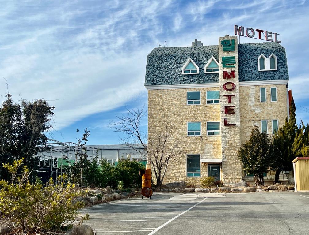 een gebouw met een motelbord aan de zijkant bij Hilton motel in Gimhae