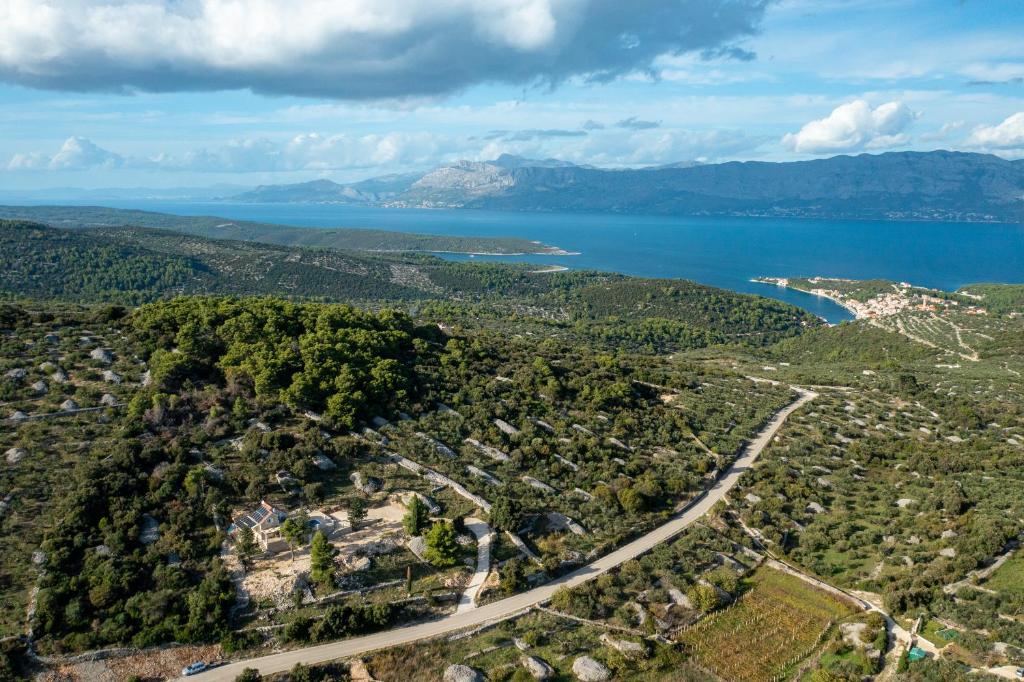 een luchtzicht op een stad en een weg naast een meer bij Villa Bob in Povlja