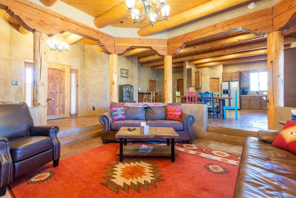 ein Wohnzimmer mit Sofa und Tisch in der Unterkunft Balloon fiesta home in Albuquerque