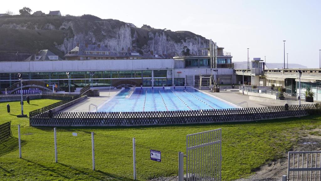 a large swimming pool in front of a building at Duplex 6 Personnes Hyper Centre in Dieppe