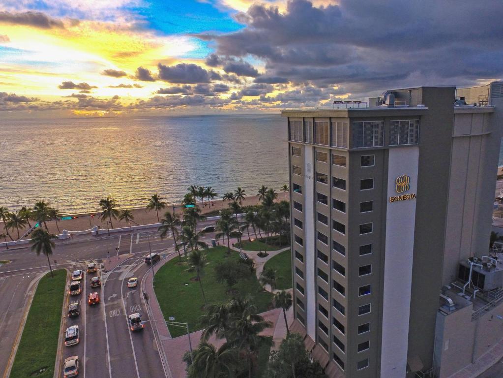 vista su un edificio e sull'oceano al tramonto di Sonesta Fort Lauderdale Beach a Fort Lauderdale