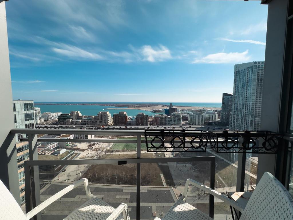 Luxurious 2 Beds Near CN Tower Scotia Arena Rogers Centre & Free