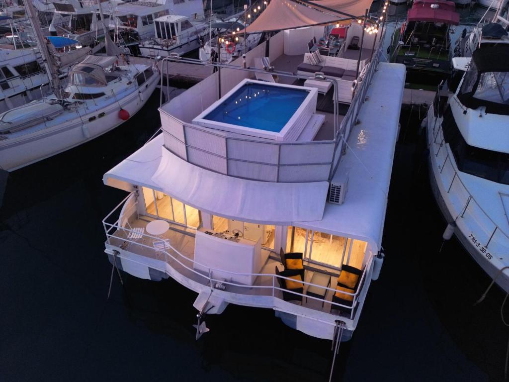 uma piscina num barco numa marina em Unique in Barcelona ! Catamaran with a private swimming pool em Barcelona