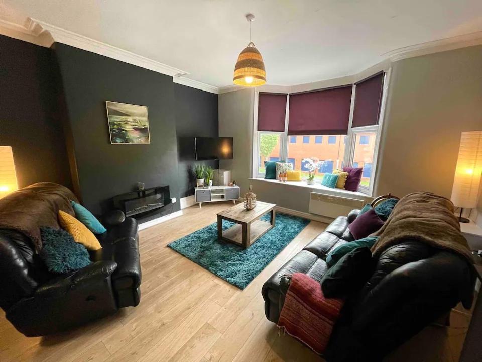 uma sala de estar com um sofá e uma mesa em Spacious Liverpool Central Apartment em Liverpool