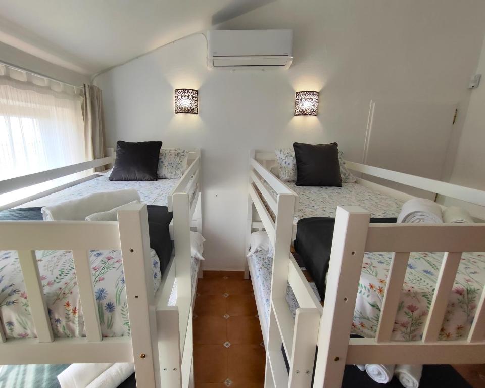 Postel nebo postele na pokoji v ubytování Evans Realty AL Villa & Piscina & Garaje & Playa