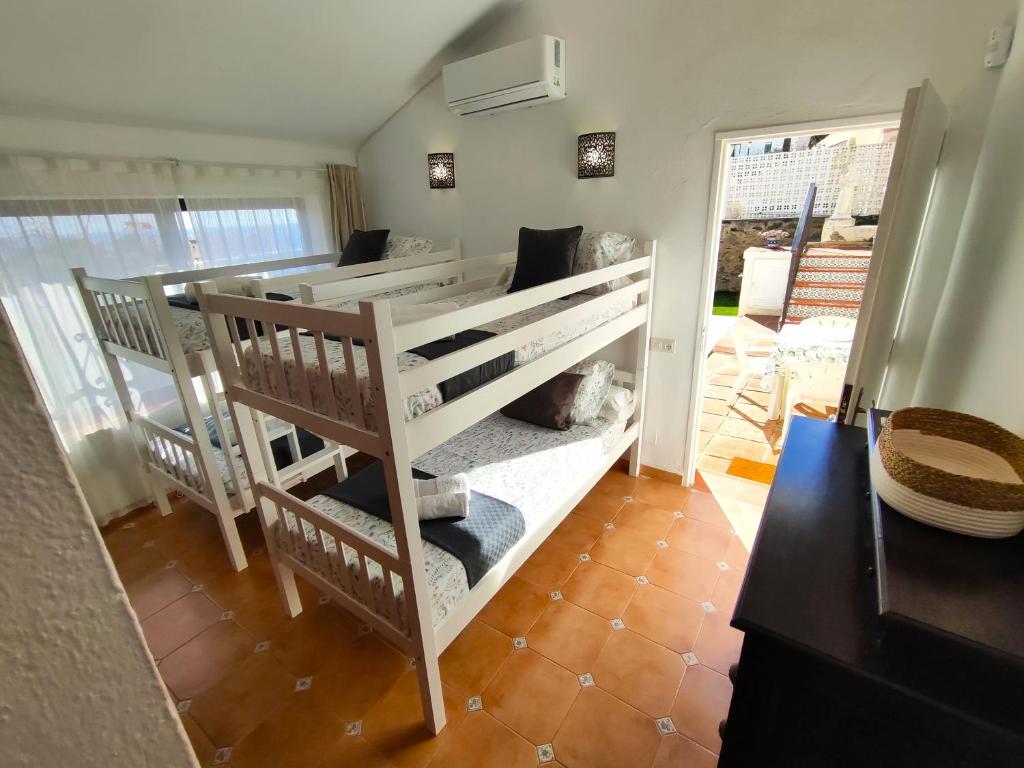 Postel nebo postele na pokoji v ubytování Evans Realty AL Villa & Piscina & Garaje & Playa