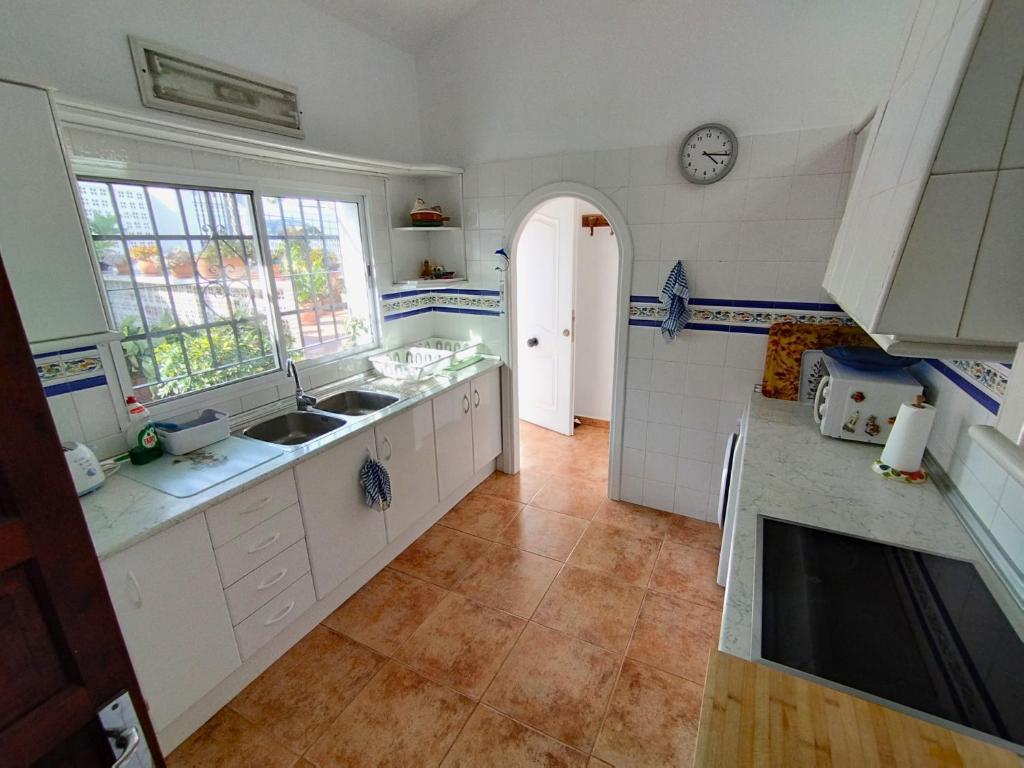 Kuchyň nebo kuchyňský kout v ubytování Evans Realty AL Villa & Piscina & Garaje & Playa