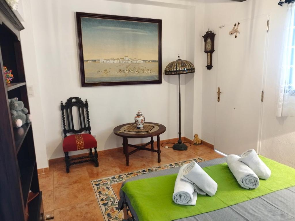 Postel nebo postele na pokoji v ubytování Evans Realty AL Villa & Piscina & Garaje & Playa