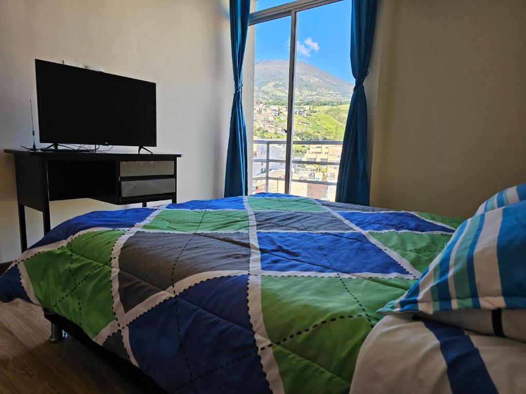 1 dormitorio con 1 cama y TV de pantalla plana en apartamento con maravillosa vista en Pasto