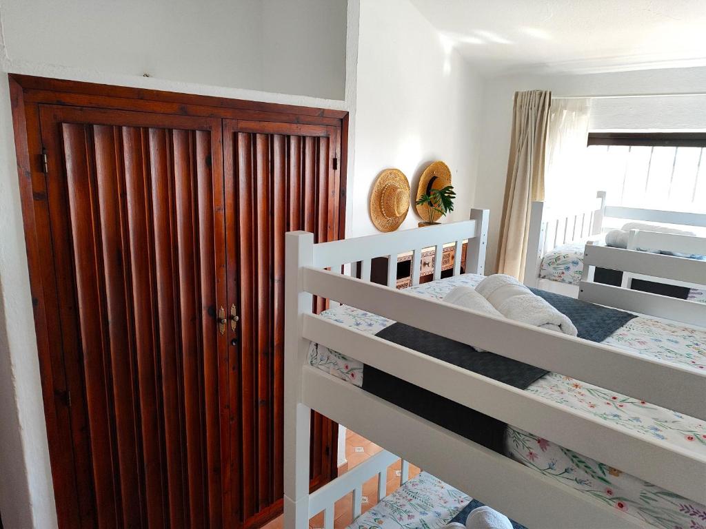 Postel nebo postele na pokoji v ubytování Evans Realty AL Villa & Piscina & Garaje & Playa
