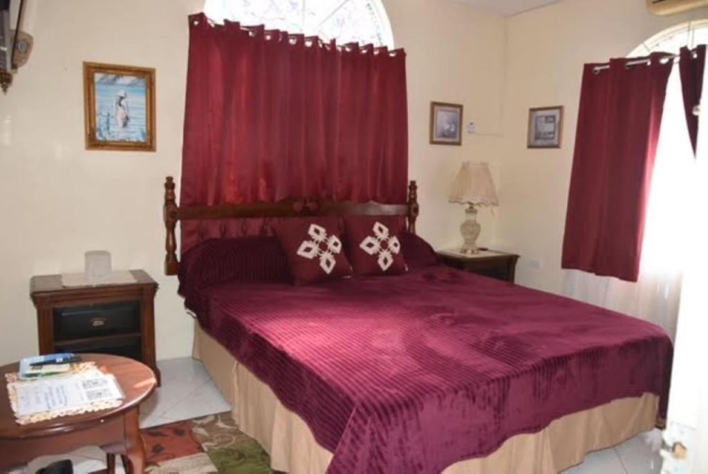 Postel nebo postele na pokoji v ubytování Aileen Palm Cove Ja
