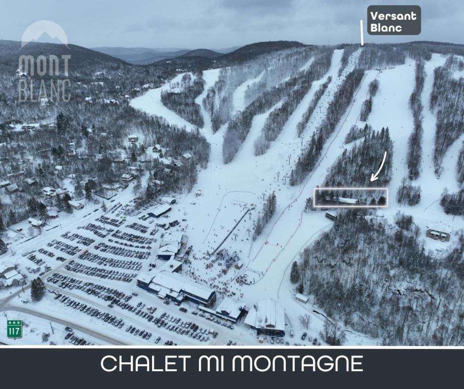 una vista aerea di una stazione sciistica nella neve di Mont Blanc Hôtel & Condos a Saint-Faustin