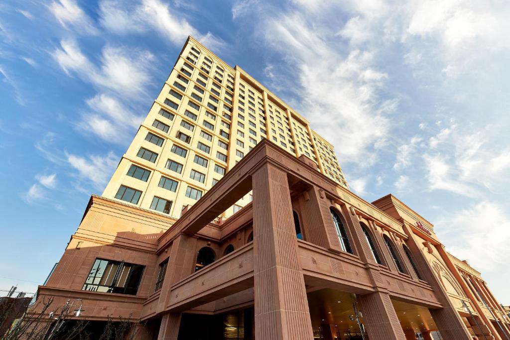 Ramada by Wyndham Yongin في يونغين: مبنى كبير مع مبنى طويل