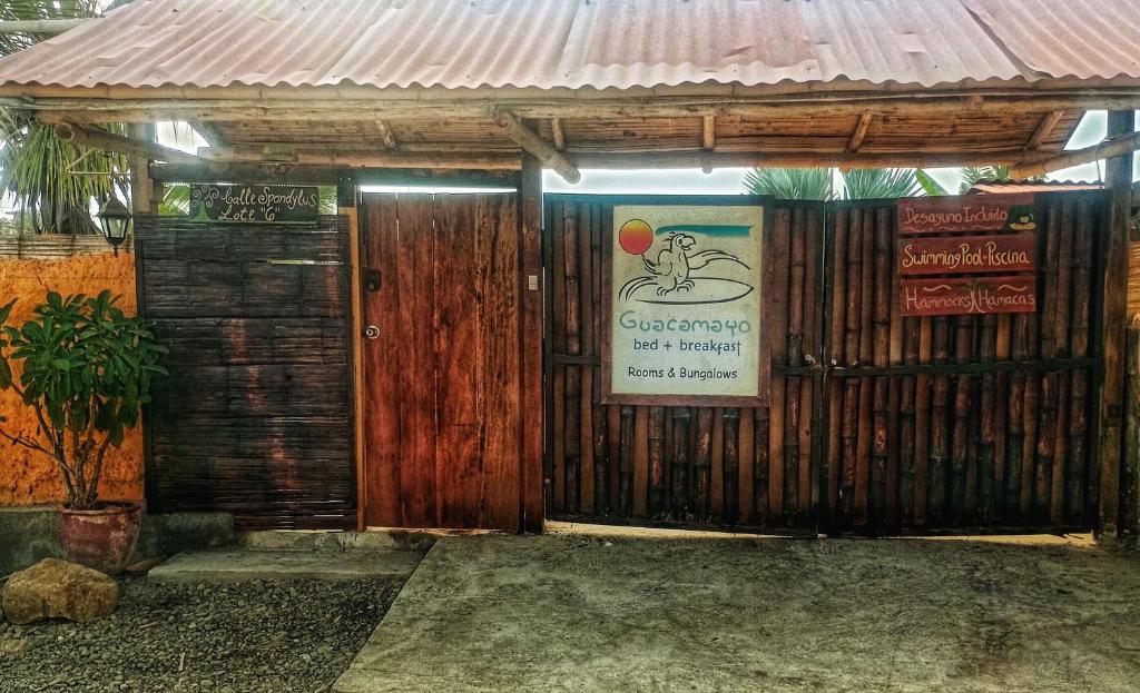 ein Gebäude mit einem Schild auf der Vorderseite in der Unterkunft Guacamayo Bed & Breakfast in Máncora