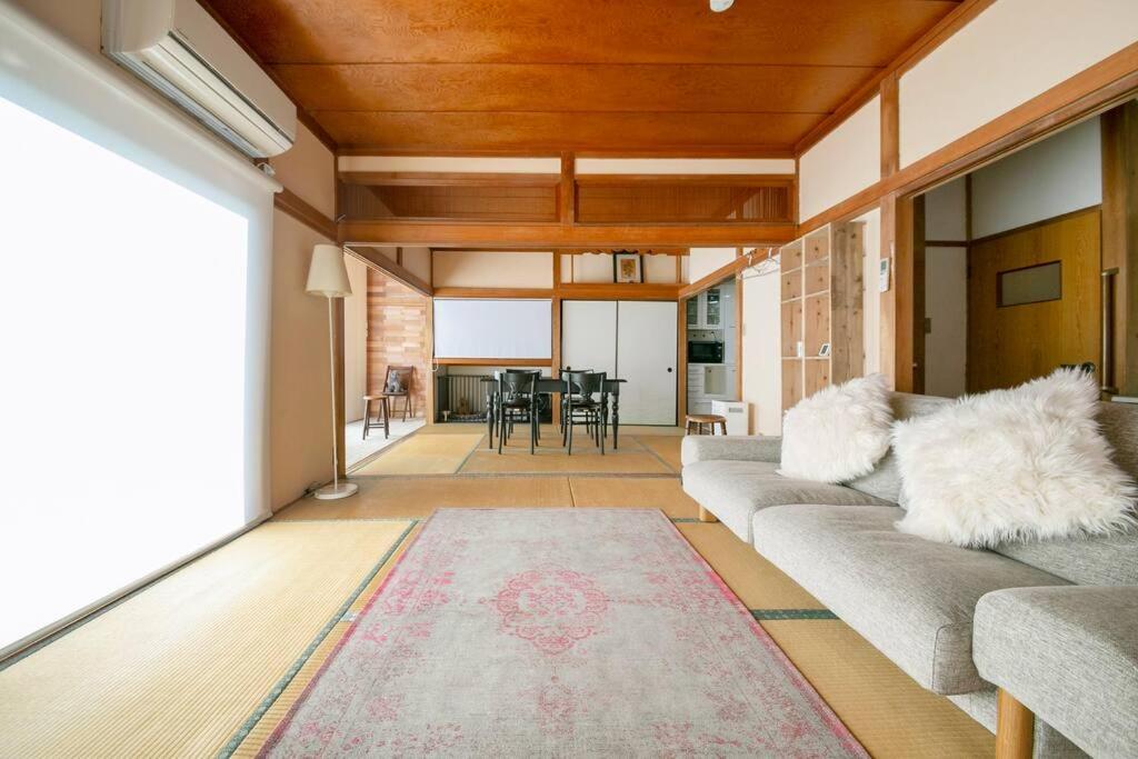 Posezení v ubytování 湯河原「ゲストハウス城堀の家」