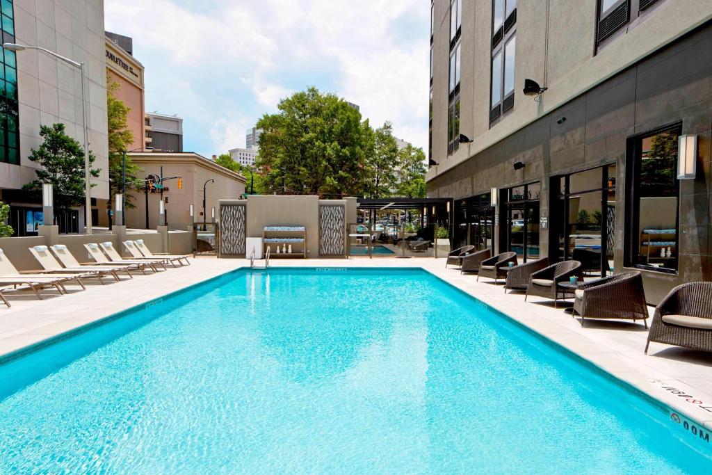 uma grande piscina com cadeiras e um edifício em AC Hotel Atlanta Downtown em Atlanta