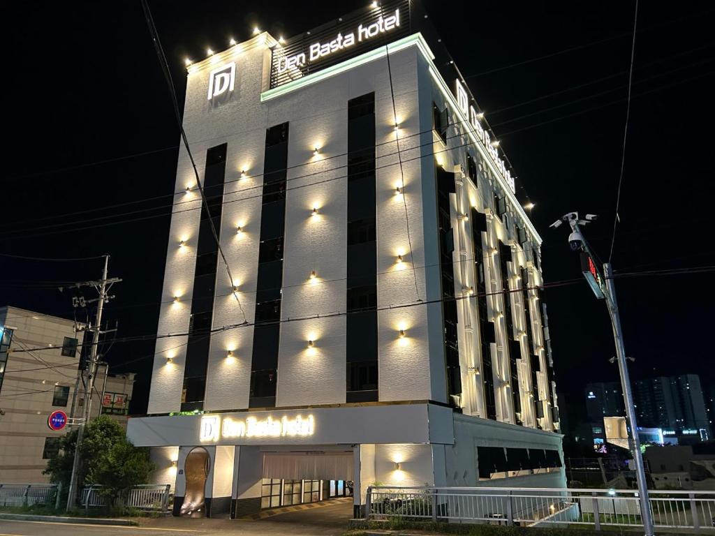 un gran edificio con luces en el lateral en Den Basta hotel, en Yangsan