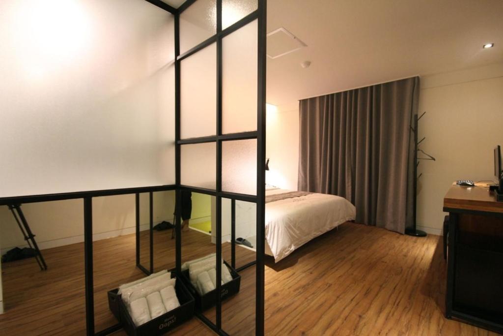 Postel nebo postele na pokoji v ubytování Yeonsan Oops Hotel